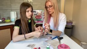 ВЛОГ: Кира вредитель чистоты нашла кроссовки. Плетём браслеты из бисера - это МАГИЯ