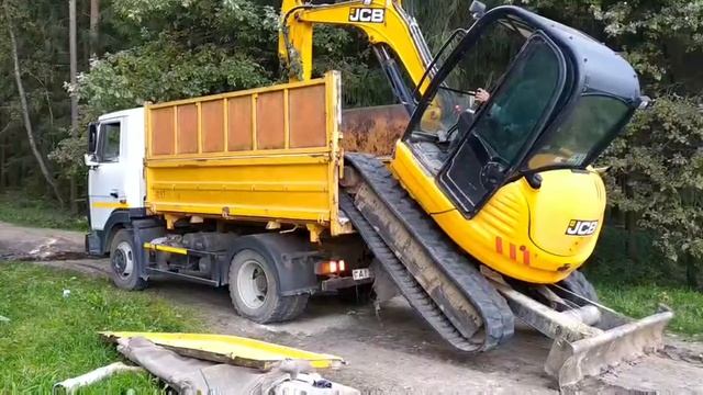 Удивительная погрузка экскаватора смотреть онлайн