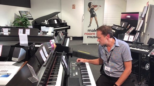Yamaha EZ220 Key-Lighting Keyboard Demo by Mark Harrison At The Musicroom Lincoln смотреть онлайн