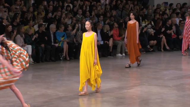 Issey Miyake SS 2020 Fashion Show - Music by DeLaurentis смотреть онлайн