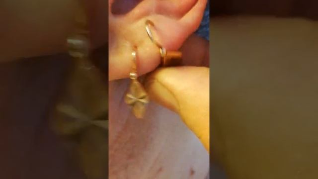 Проколотые уши у мужчины. смотреть онлайн