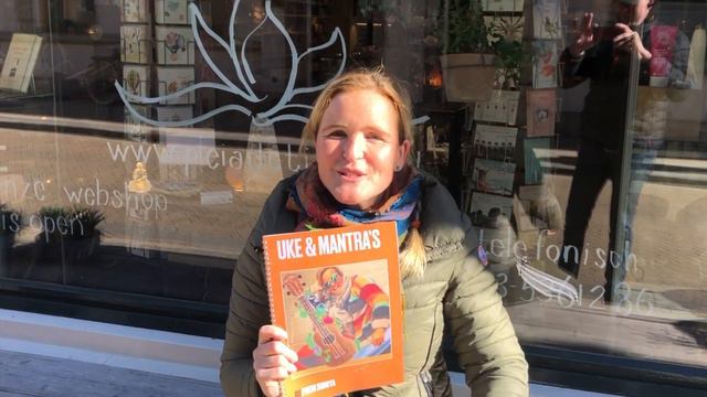 WIN THE UKE & MANTRA"S SONGBOOK! смотреть онлайн