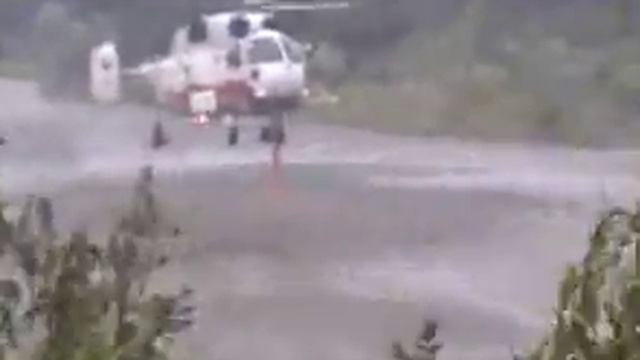 Вертолет МЧС чуть не упал в озеро смотреть онлайн
