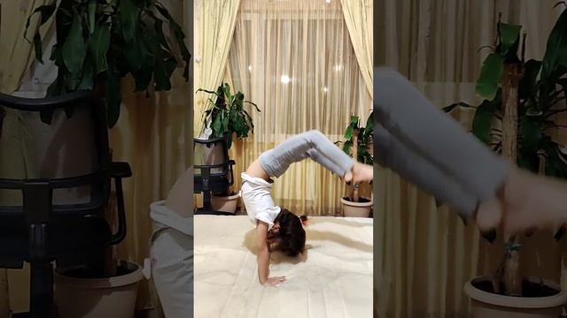 Акробатике можно научиться и дома. #акробатика смотреть онлайн