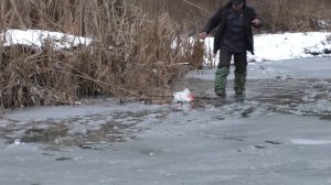 Дед провалился под лед  Зимняя рыбалка  Ловля карася на поплавок зимой ( декабрь). My fishing