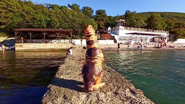 ВИДЕО ЭКСКУРСИЯ по базе отдыха Эко курорт Юг Кабардинка с дружелюбным динозавром (короткая) смотреть онлайн
