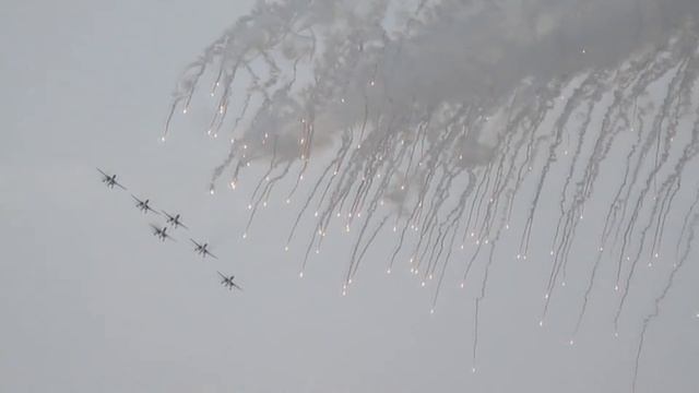 Витязи и стрижи в Омске.Авиашоу (снято на 2 камеры) смотреть онлайн