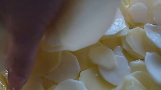 Картофель запеченный с сыром. Легко и бысро! Очень вкусно получается! смотреть онлайн