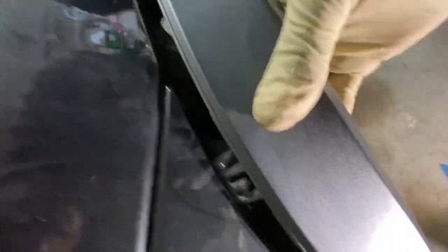 Installing fender flare trim & plastic rivets on your E70, BMW X5. смотреть онлайн