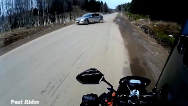 Автомобилист решил развернуться поперёк дороги смотреть онлайн