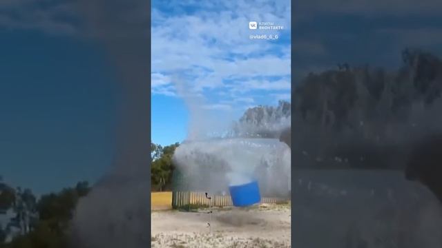Бросаем с высоты ядро в таз с водой смотреть онлайн