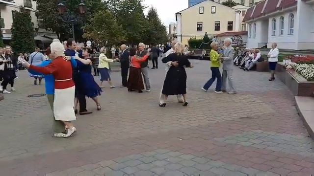 Поет Н.Чернякова,танцуем мы.. ,,Севастопольский Вальс,,.??? смотреть онлайн