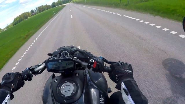 Yamaha MT-07 SC-Project vs Ducati Hypermotard 821 Termignoni смотреть онлайн