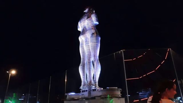 Грузия. Батуми. Скульптура Али и Нино. смотреть онлайн