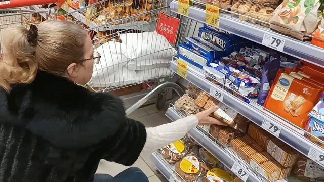ТРАТИМ БОЛЬШЕ ЧЕМ ЗАРАБАТЫВАЕМ смотреть онлайн