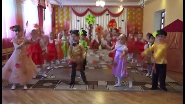 Общий танец с листочками в детском саду.mp4 смотреть онлайн