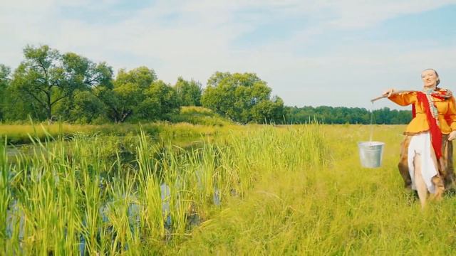Девушка в поле смотреть онлайн