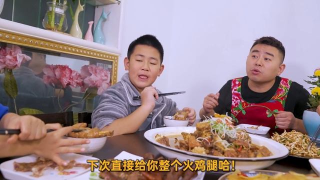 【超小厨】儿子想吃鲍鱼烧鸡，26只鲍鱼1只公鸡满足他，姐姐带卤菜来蹭饭，过瘾！