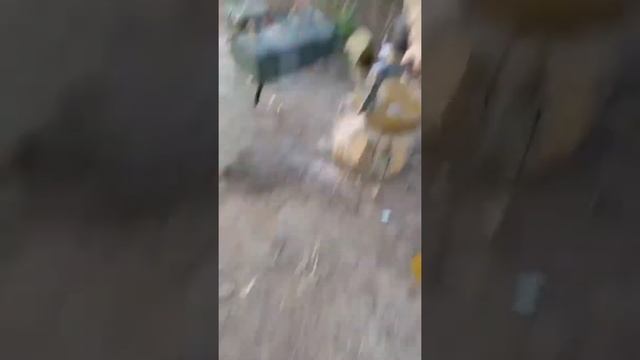 Солдат РФ рубит мину топором! смотреть онлайн