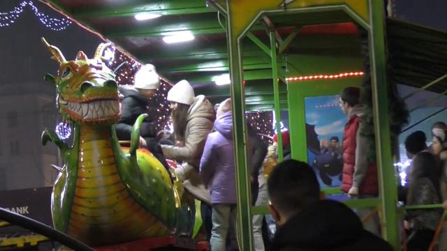 Прокатиться с ветерком на "Змее Горыныче" на Площади Национального Собрания в Рождество. смотреть онлайн