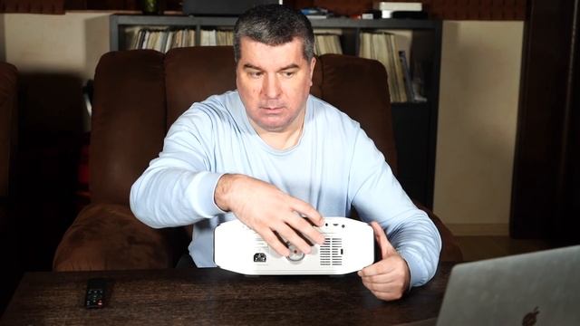 Обзор домашнего проектора JIN TU YG-620. Один из лучших 1LCD проектор с разрешением FULL HD. смотреть онлайн