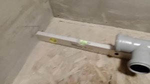 как сделать отверстие в стене под канализационную трубу с нужным уклоном