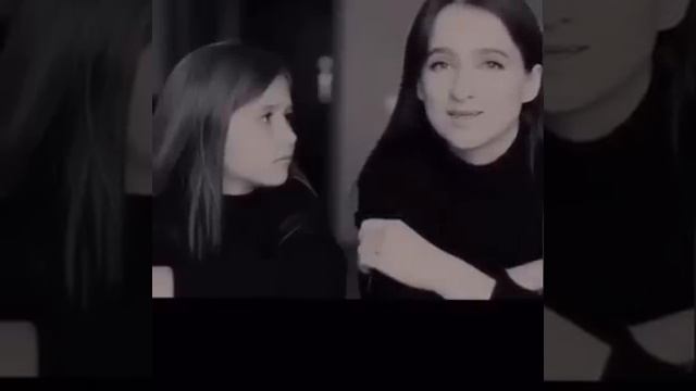 девочке три, она едет у папы на шее... смотреть онлайн