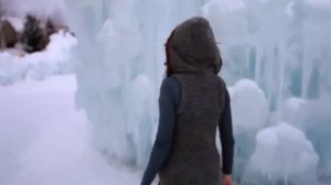 Девушка со скрипкой в ледяных скалах очень красиво играет.