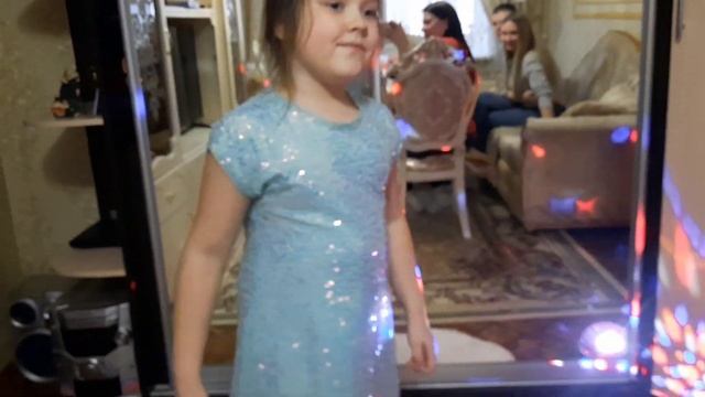 Влог: 8 марта у мамы. Смешной конкурс. 08.03.2023 смотреть онлайн