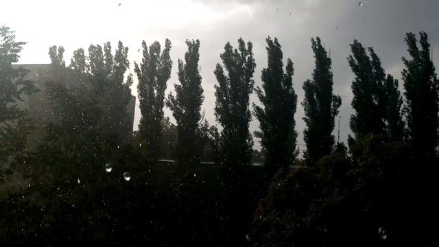 Град в Одессе в в начале августа под яркое солнце. смотреть онлайн