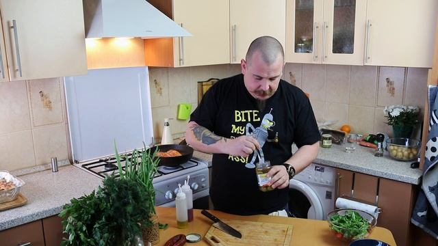 Как пожарить стейк из лосося, на сковородке, чтобы он остался сочным! смотреть онлайн