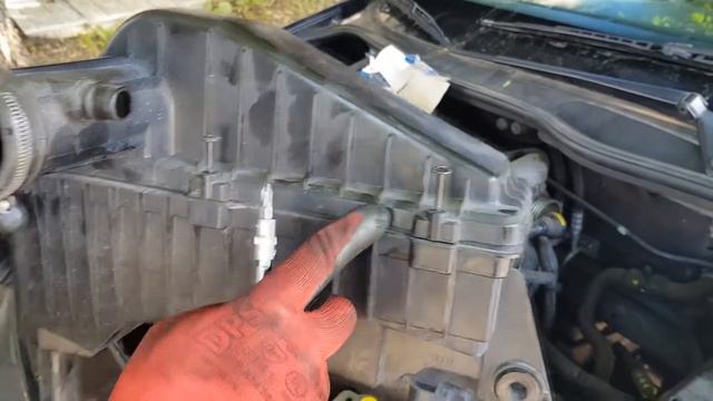 Cambio de filtro de aire Peugeot 207 1.4 смотреть онлайн
