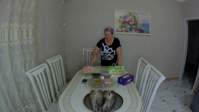 Приготовление салата Оливье или зимний салат/Повседневная жизнь/Переезд на юг смотреть онлайн