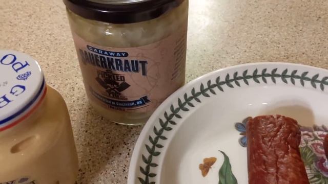 Ужин с польской колбаской, картошкой и пивом в США.