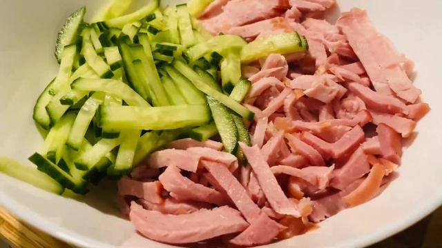 Вкусный и Сочный Салат с Ветчиной, Огурцом и Яйцом???к Новому Году ???Всего 5 Продуктов!!!! смотреть онлайн