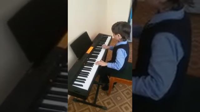 Максим пытается играть "К Элизе" :) смотреть онлайн