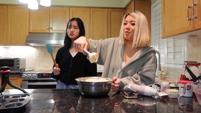 me and my sister try to make cupcakes (we don't know what we're doing lol) смотреть онлайн