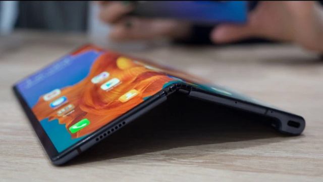 Тонкие складные экраны от Huawei Mate X смотреть онлайн