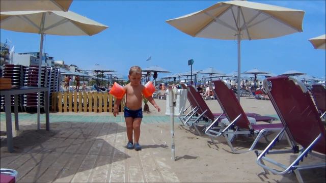 Rethymno Beach opposite Haagen Dazs and Porto Rethymno Пляж Ретимно смотреть онлайн