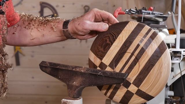 Александр Брюкнер точит новую тарелку / мозаичное точение венге и ясеня. смотреть онлайн