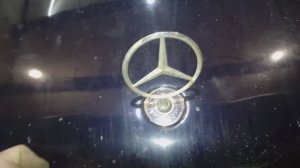 Как снять значок с капота в Мерседесе Е класс W210 1998г