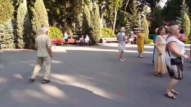 А МОРЕ, КАК МОРЕ! ТАНЦЫ В ПАРКЕ ГОРЬКОГО ХАРЬКОВ МИРНЫЙ смотреть онлайн