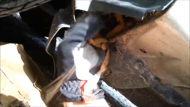 Cleaning Out the Door and Fender Pocket on a 1999 Toyota Camry смотреть онлайн