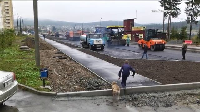 Дождались дождей. На дороге по улице Интернационалистов в Ревде стал появляться асфальт