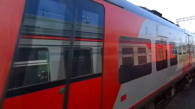ЭД9М-0140. Стоим и ждём. Мимо проходит ЭС1П-002. Ласточка. Станция Свирь. смотреть онлайн