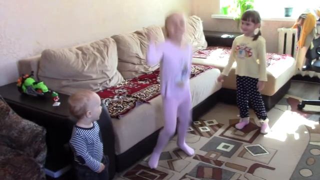 Вика идет в гости к подружке Алисе, где они играют, танцуют, рисуют смотреть онлайн