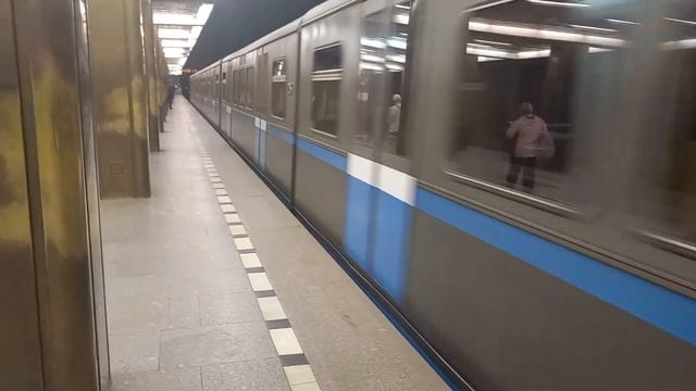 электропоезд 81-740 Проезжает мимо станции пражская без остановки// 30 мая 2022 смотреть онлайн