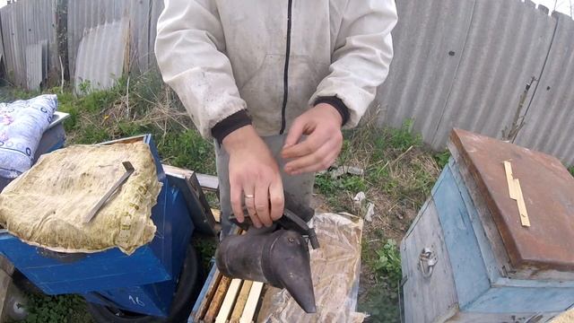 #5# С чего начать пчеловодство?! Расширение гнезда вощиной... Beekeeping for beginners... смотреть онлайн