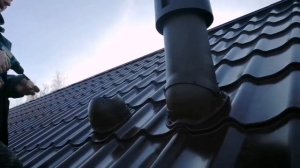 МОНТИРУЕМ ВЕНТИЛЯЦИОННЫЙ ВЫХОД,, КРОВЕНТ"В КРОВЛЕ ИЗ МЕТАЛЛОЧЕРЕПИЦЫ.