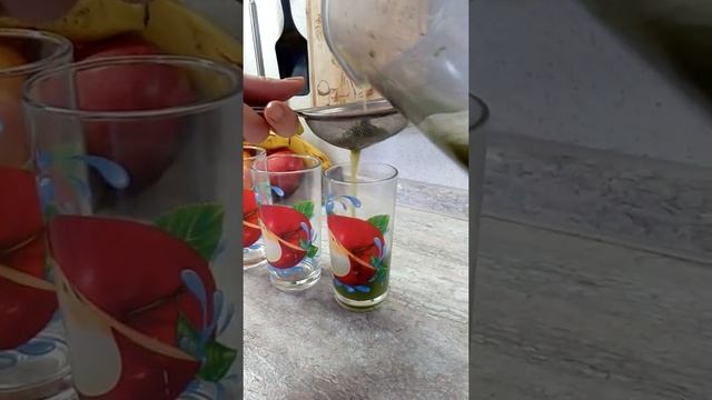 Как сделать зелёный коктейль ( сок) смотреть онлайн